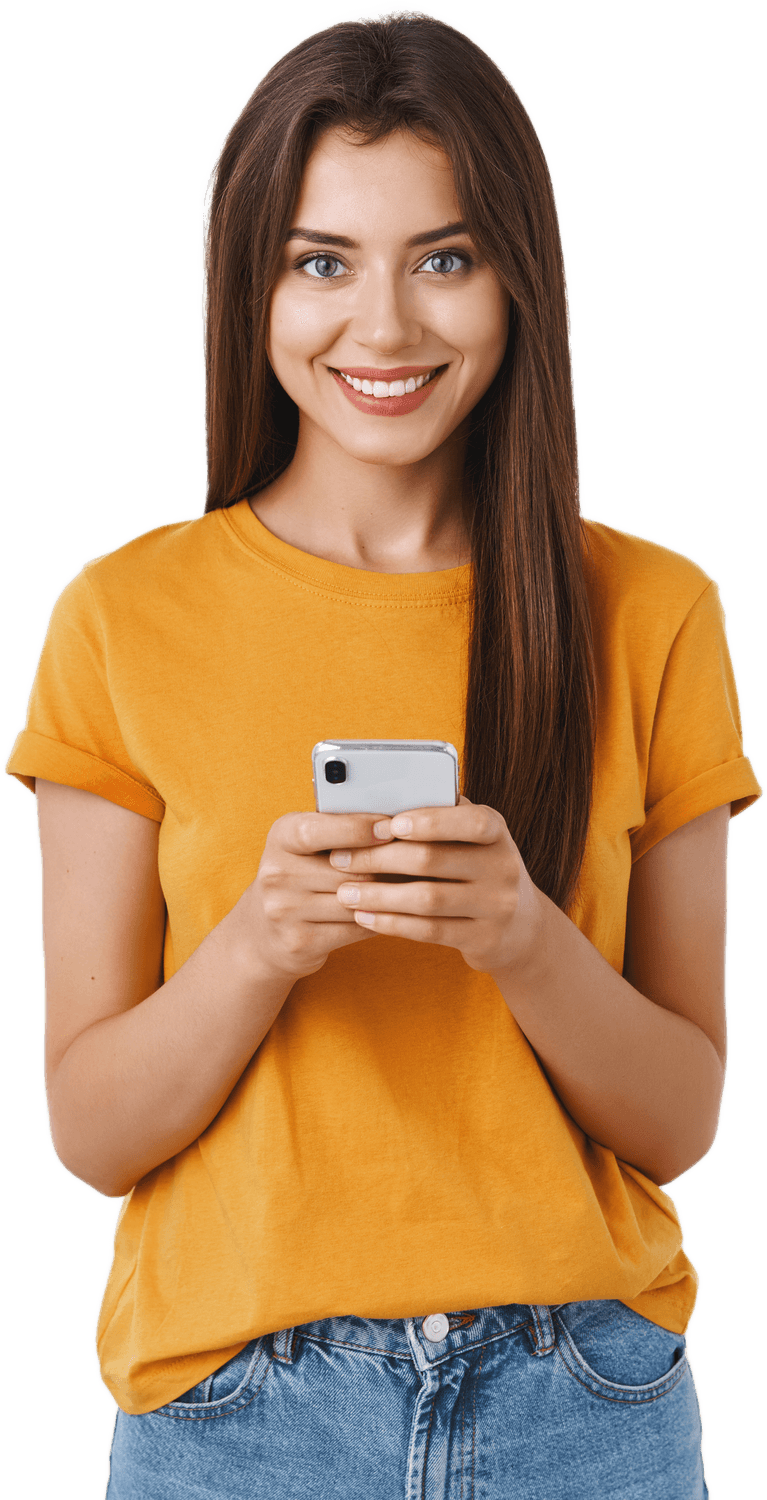 Cliente da RiseNET usando o celular com internet de fibra óptica em Caruaru